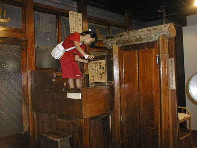 風呂屋の番台。登ってみたかった。
